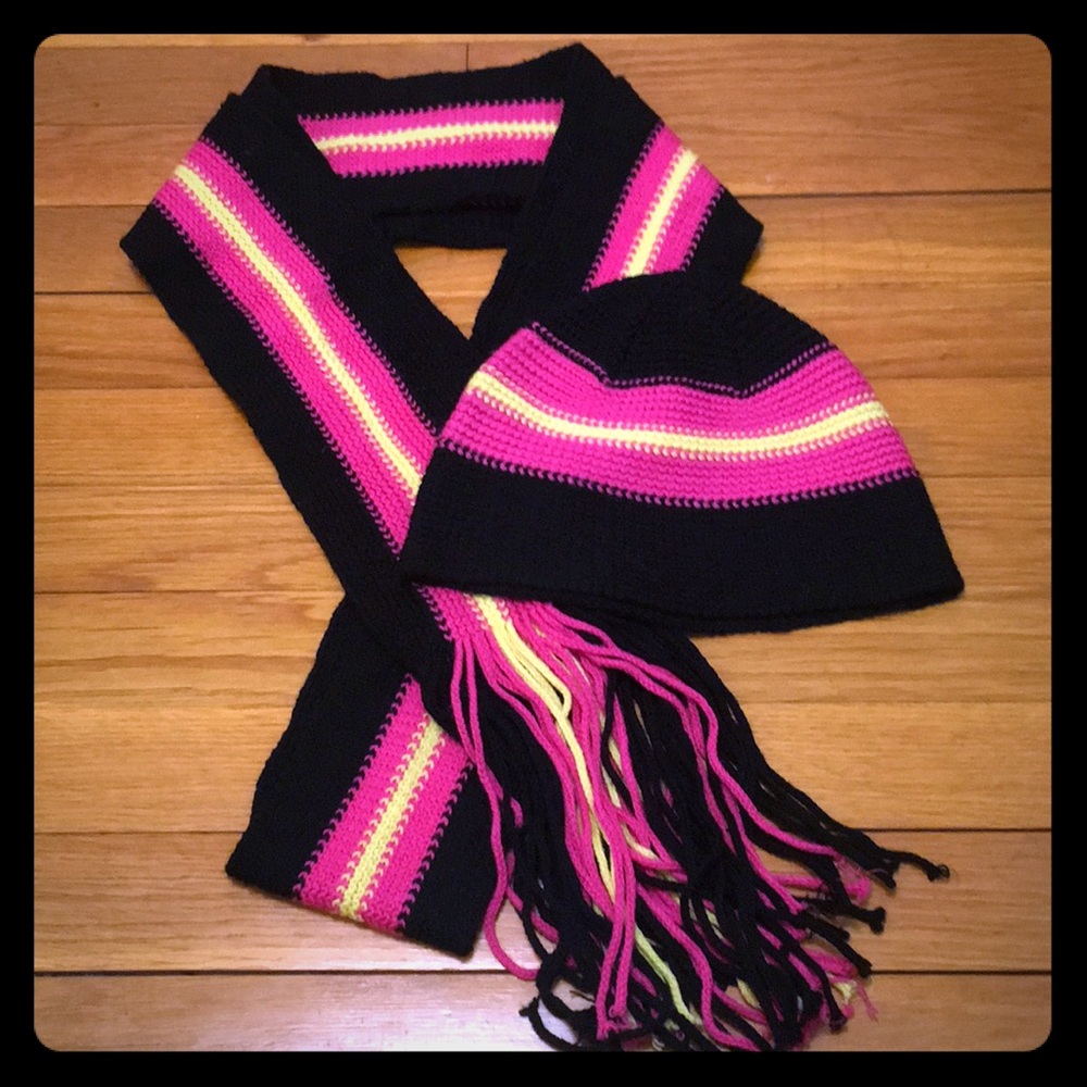 Express hat and scarf 100% Wool
